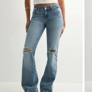 Ljusblå jeans med slitningar - Storlek 36, använda 2 gånger. Säljer för att de e för stora vid midjan, har sytt till längden till kortare. Ordinarie pris 700 säljer för 450, Kommer inte sänka priset då jag har sänkt redan ganska mycke 💗väldigt bra skick nästan som nytt.