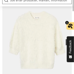 Vit  tröja från Carin Wester -  Säljer en så fin och skön tröja från Carin Wester. Den har ett litet hål på sidan i sömmen (se bild 4) men det synns inte och går säkert att fixa, jag har bara använt mig av en säkerhets nål vilket fungerat jätte bra. Pris kan diskuteras💕💕