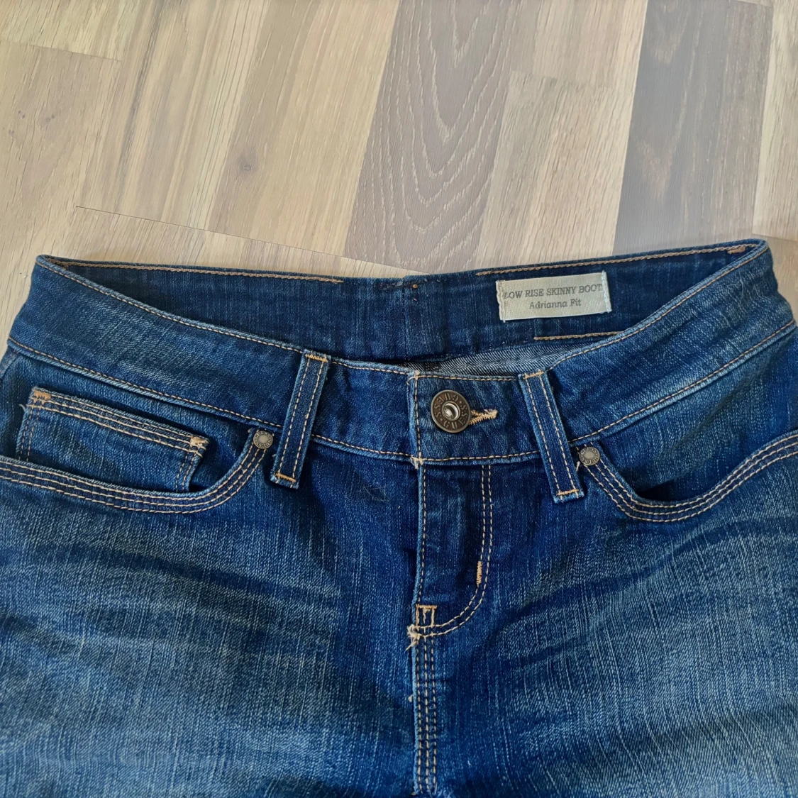 Lowrise jeans från Guess - 1