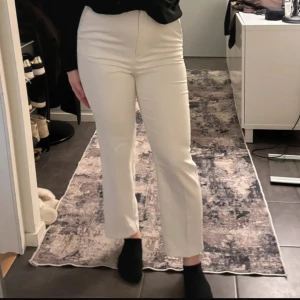 Vita kostymbyxor  - 180kr sista pris!  Mina favorit byxor från H&M. Passar om man är s-m i byxor.
