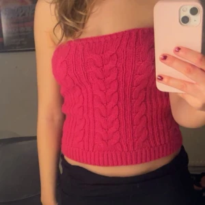 Rosa stickad tubtopp med snörning - Säljer en rosa stickad tubtopp från ONLY med kabelstickat mönster och snygg snörning baktill!💓perfekt till sommaren. Strl M men passar på mig med strl S
