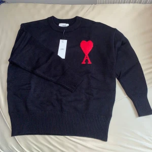 Ami Paris Tröja - Svart stickad tröja från Ami Paris. Tröjan är oanvänd i helt ny skick💫. Priset kan diskuteras och bud kan läggas. 