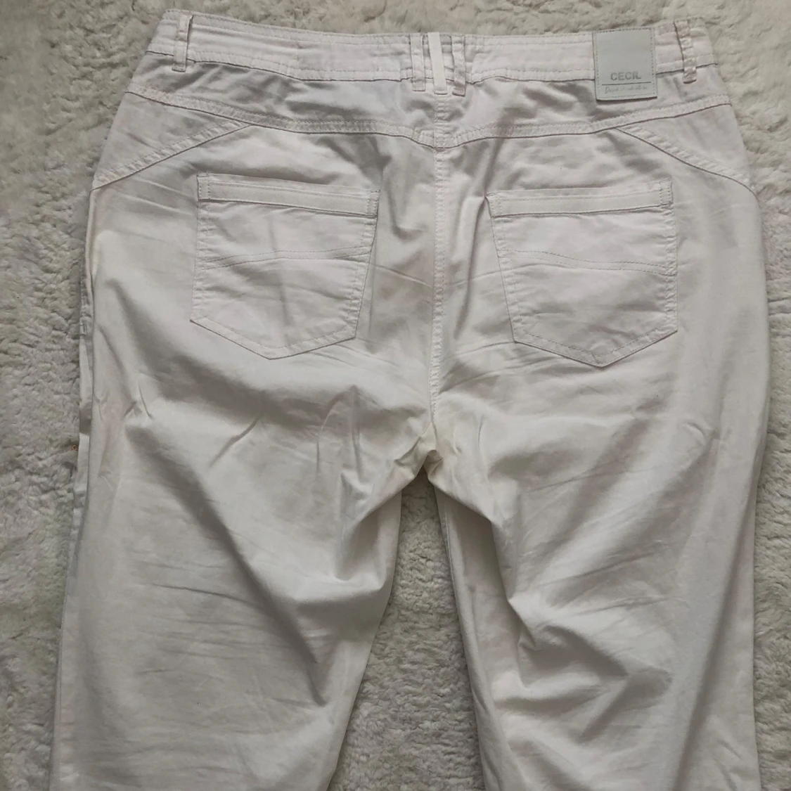 Vita byxor från Cecil med dragkedjedetalj - 1