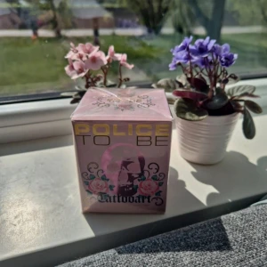 Police To Be Tattooart 40ml - Säljer en parfym från Police, To Be Tattooart, i en rosa förpackning med blommigt och konstnärligt tryck. Doften är blommig och pudrig med inslag av äppelblom, jasmin och mysk samt fruktiga och söta noter. Perfekt för dig som gillar unika och kreativa dofter.
