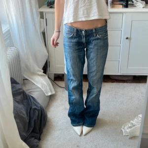 Blå bootcut jeans från 7 For All Mankind - Säljer ett par klassiska blå jeans från 7 For All Mankind i bootcut-modell. Storlek 27 dvs en XS typ. Knappt använda! ÄKTA VINTAGE! (Lånade bilder)