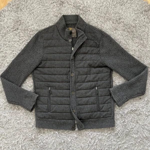 Gran Sasso cardigan  - Riktigt skön grå Gran Sasso cardigan! | Mycket fint skick inget att anmärka utvändigt ända är att etiketten inuti lossnat på en sida lite! | Storlek 52 och passar en M ungefär! | Ställ gärna frågor innan du köper!