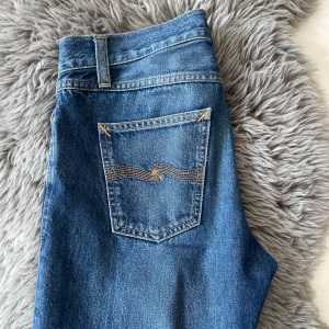 Nudie Jeans Blå - Nudie Jeans. Väldigt snygga och fina. Har använts. Men nu vill jag sälja dem. Dm för frågor. Kom gärna med förslag på byten. Längd 30.