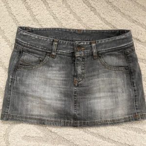 Grå minikjol - Jätte fin grå jeanskjol som tyvärr är för liten för mig. 