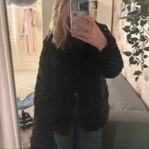 Svart pälsjacka - Säljer en svart pälsjacka med lång ärm. Helt oanvänd. Skriv vid frågor eller funderingar 💗