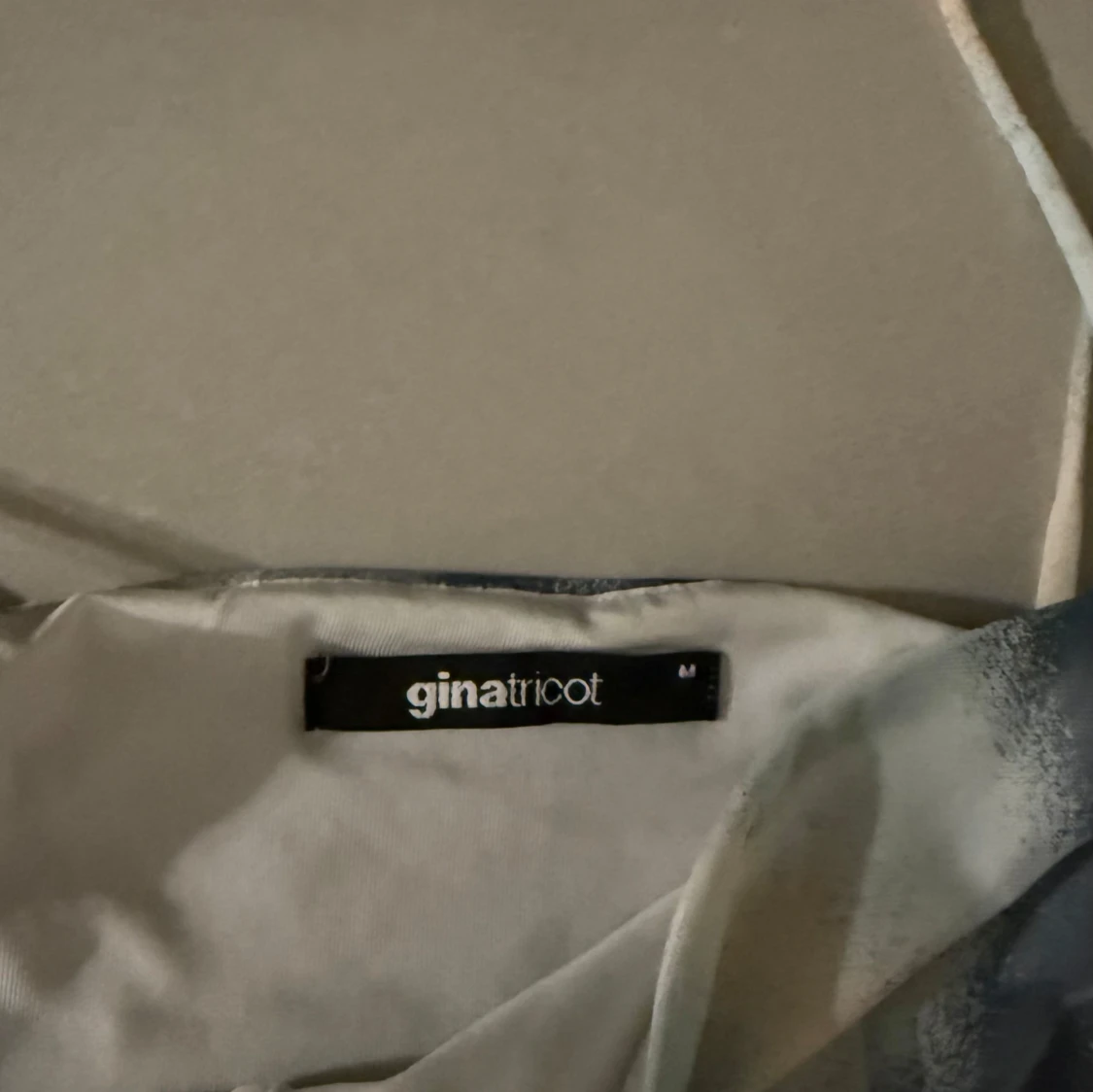 Flerfärgad omlottklänning från Gina Tricot - 2