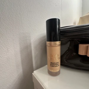 Born This Way Multi-Use Sculpting Concealer - Pris kan diskuteras! Concealer från Too Faced i nyansen Super Cover. Kommer i en beige ton med svart lock och guldig text. Perfekt för att täcka ojämnheter och highlighta ansiktet. Flytande formula i praktisk förpackning.
