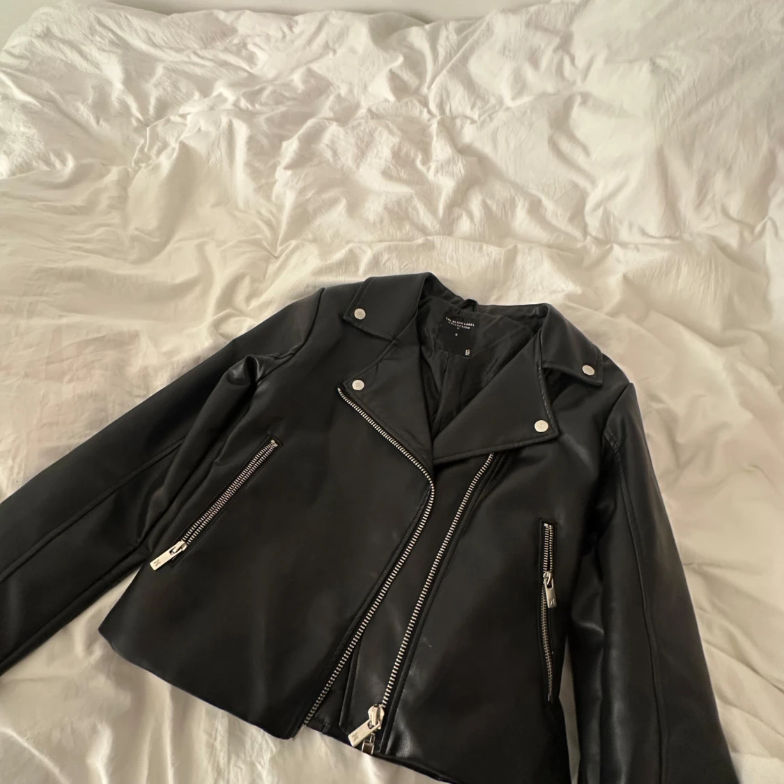 Svart skinnjacka med dragkedjor