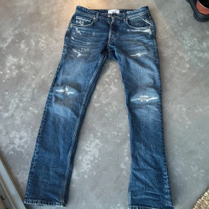 Replay jeans  - Sköna Replay grover jeans med slitningar i bra skick stl 30-30 