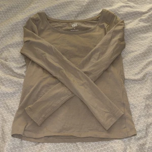 Beige långärmad tröja från lager 157 - En basic beige långärmad topp från 157 i mjuk bomullsblandning med rund halsringning. Perfekt att ha som lager eller till jeans. Materialet är stretchigt och bekvämt. Använd bara ett fåtal ggr 🩷