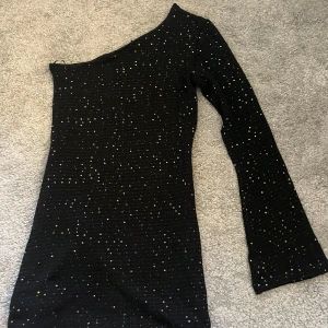 Klänning - Helt ny klänning från bikbok med prislappen kvar. Så fin men aldrig kommit till användning bara. Normal storlek. Skulle säga den är lite kort, jag är 170