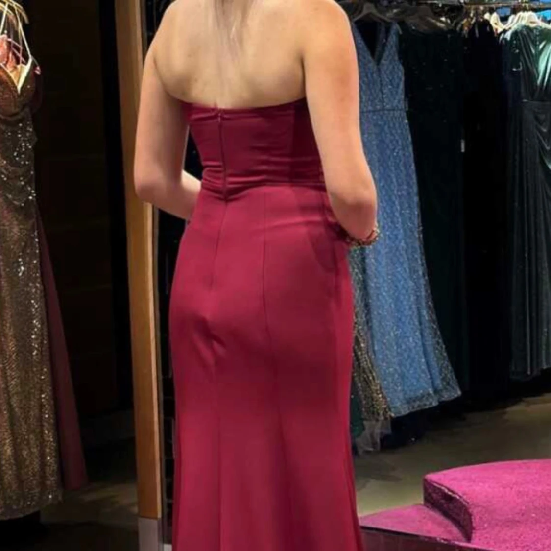 Mörkröd axelbandslös långklänning - 2