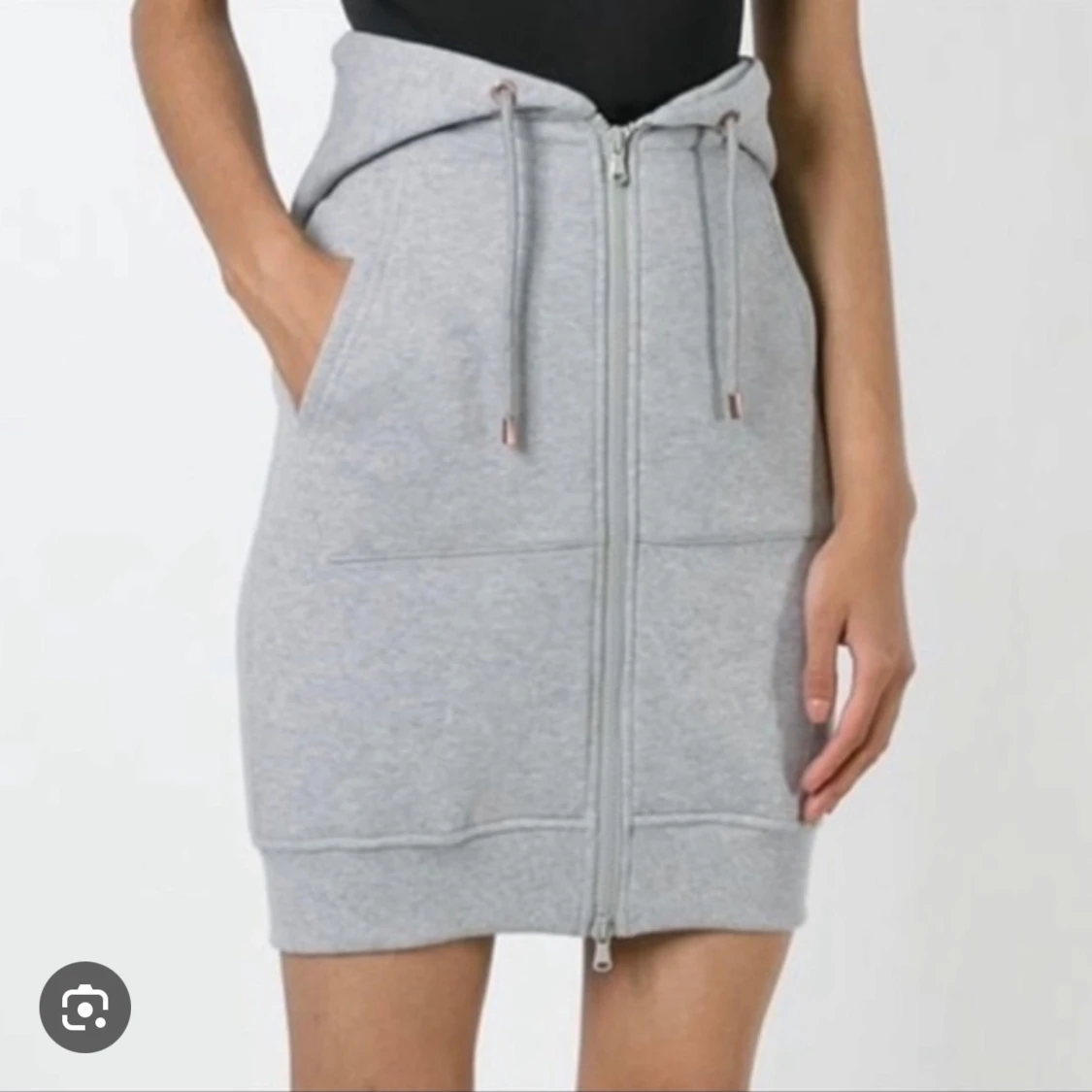 Grå kjol med dragkedja från Moschino x HM kollektionen - 1