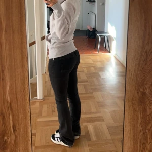 Svarta lågmidjade jeans  - Från lager157. Storlek Xs full length. Ett litet hål på ena bakfickan