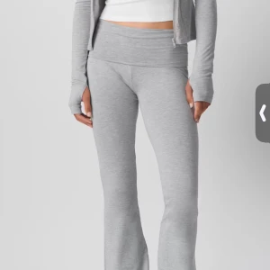 Grå mjukisbyxor från Gina Tricot - Säljer ett par grå mjukisbyxor från Gina Tricot i storlek XXS. Oanvända.