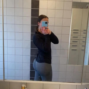Grå ribbade träningstights från Gymshark - Säljer ett par grå träningstights från peach med ribbade detaljer längs sidorna och hög midja. Perfekta för gymmet eller annan träning. Supersnygga och bekväma!
