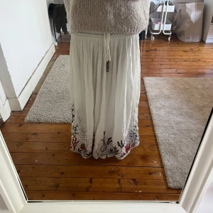 Vit långkjol med broderade detaljer - Söt lång kjol från Zara 