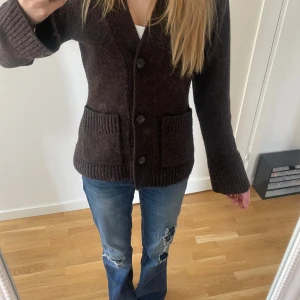 Figursydd kofta  - Jätte fin figursydd kofta i storlek S från Wera!Den är knappt använd, max 2 gånger. Jag köpte tröjan för ca 700kr men säljer den för 400💗