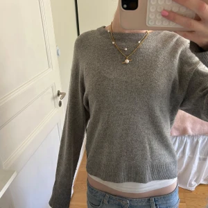 Grå stickad tröja från Wera - Super snygg och basic grå stickad tröja, säljer då den aldrig kommer till användning💕