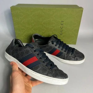 Gucci ace skor  - Gucci ace skor i storlek 43. Skick: 8/10 några defekter förekommer. Endast skor tillkommer.Vid frågor är det bara att höra av sig 🤗