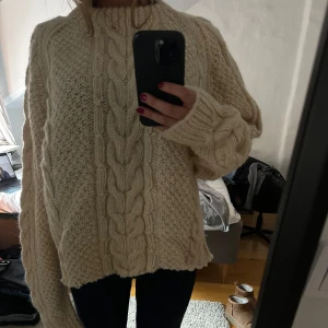 Beige stickad oversized tröja - Säljer denna stickade tröja då den inte kommer till användning längre 💛