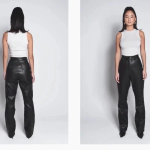 Svarta skinnbyxor från LXA - Säljer ett par svarta skinnbyxor från LXA i storlek S. Byxorna har hög midja, raka ben och klassisk femficksdesign. Perfekta för dig som vill ha en stilren och edgy look.