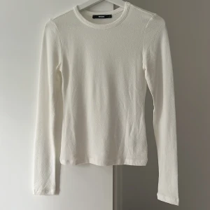 Vit långärmad tröja från BikBok - En enkel och stilren vit långärmad tröja från BikBok. Tröjan har rund halsringning. Perfekt basplagg att matcha med olika outfits. Helt ny bara testad men var inte rätt storlek för mig.