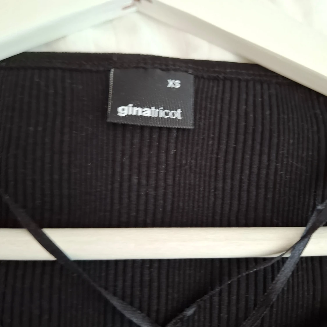 Svart ribbad tröja med snörning från Gina Tricot - 2