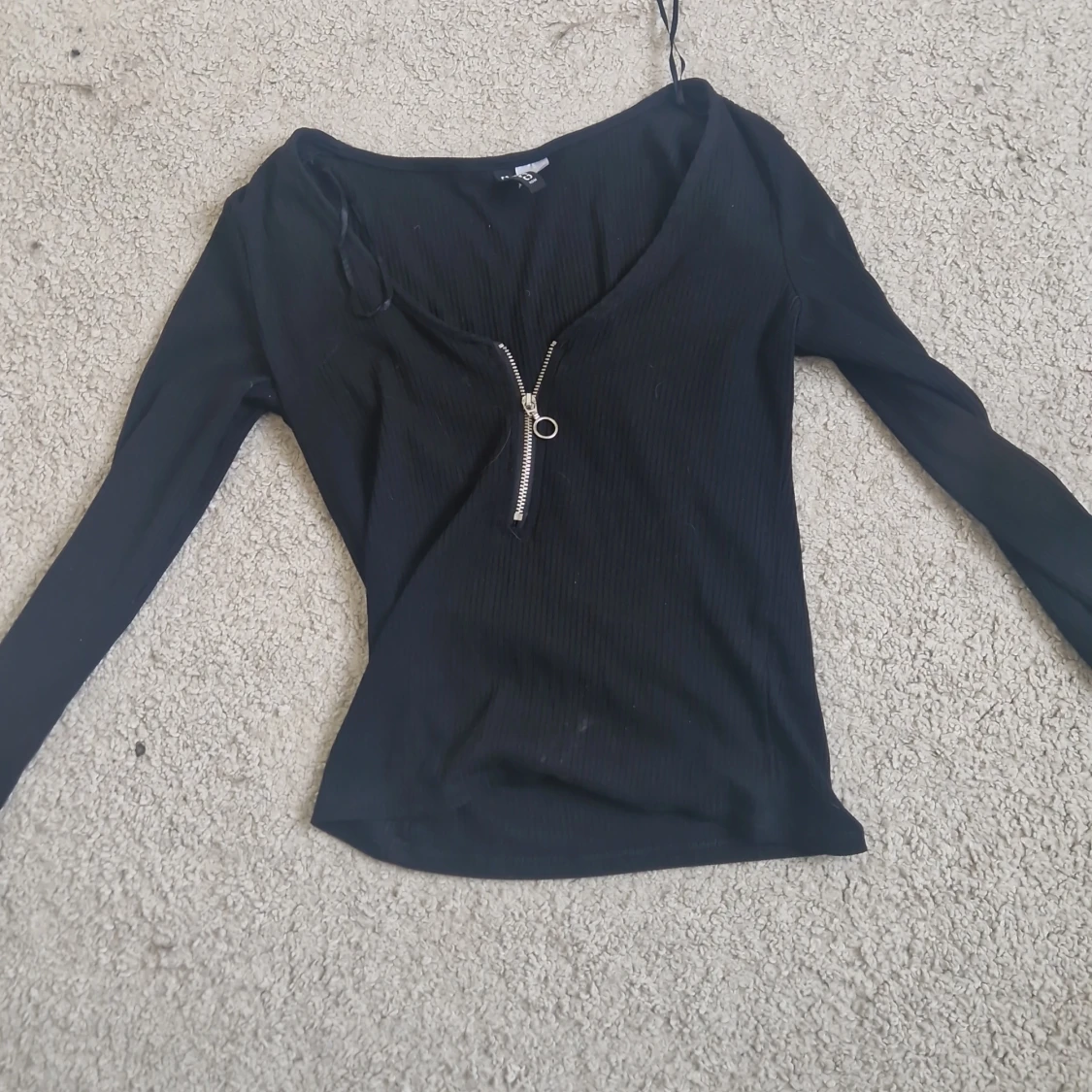 Svart ribbad långärmad topp med dragkedja