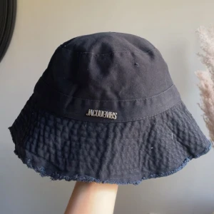 Svart bucket hat  - Svart bucket hat (det står fel) Drf så lågt pris. Skriv för frågor. Helt ny