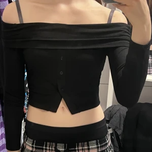 Off shoulder topp - Super snygg svart off shoulder top. Köpt här ❣️ 