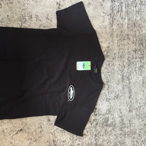 Corteiz T-shirt - T-shirt med tryck på framsidan och ett större på baksidan. 