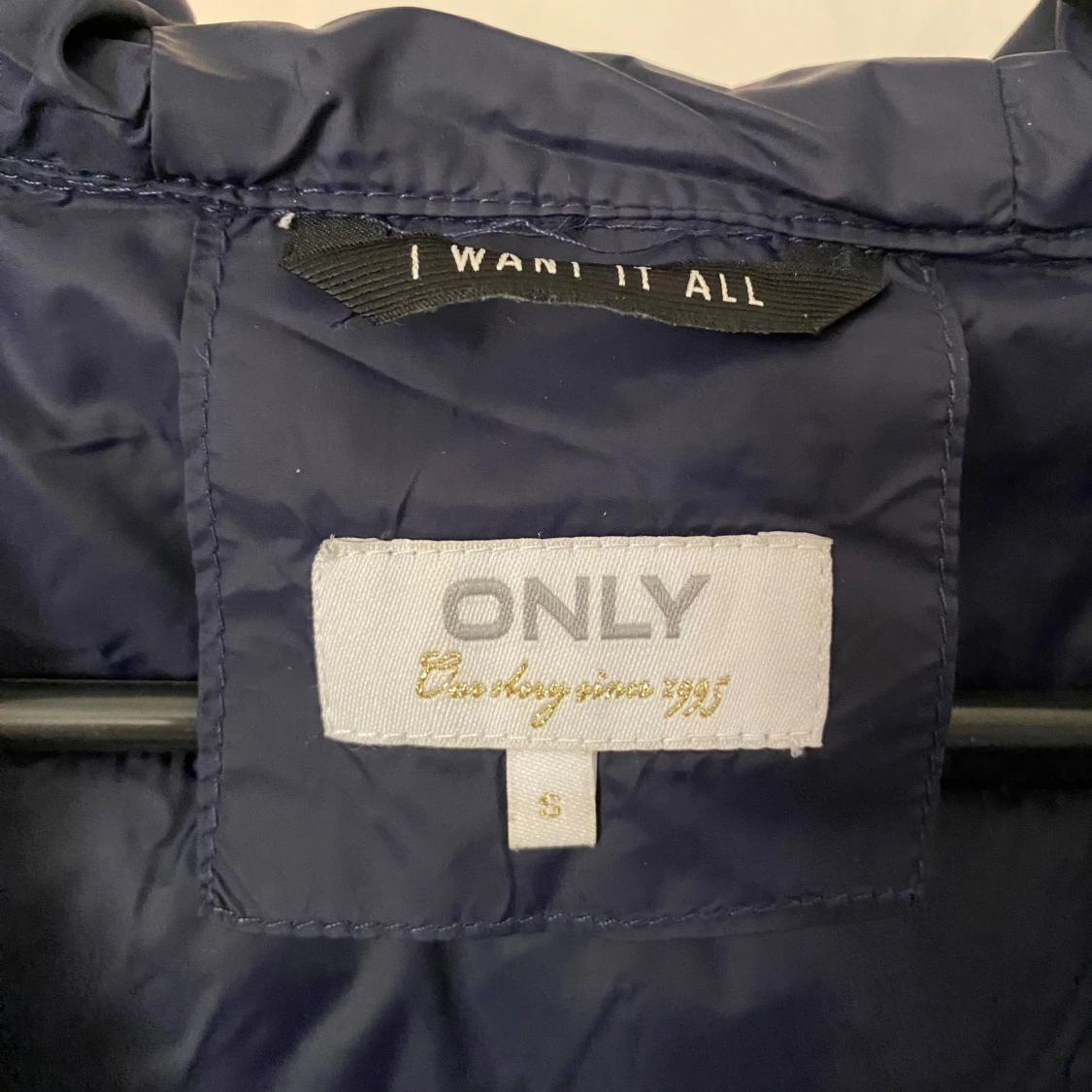 Mörkblå dunväst med huva från ONLY - 2