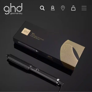 ghd Rise Volumizing Hot Brush - Säljer en svart ghd Rise Volumizing Hot Brush, perfekt för att skapa volym och form i håret. Borsten har en rundad form med täta piggar och en smidig sladd för enkel styling. Kommer i elegant svart design med guldiga detaljer på förpackningen. Nyligen köpt för 3 månader sen. 