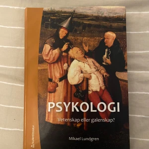 PSYKOLOGI: Vetenskap eller galenskap? - Bok med titeln 'PSYKOLOGI: Vetenskap eller galenskap?' av Mikael Lundgren. Omslaget har ett klassiskt konstverk med tre personer, varav en bär en narrhatt. Boken har en brun rygg och är utgiven av Studentlitteratur.