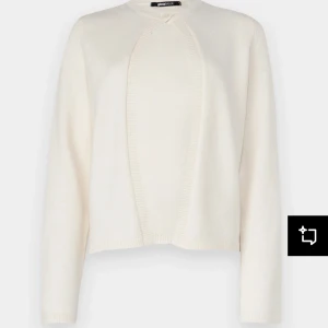 Vit stickad kofta från Gina Tricot - Säljer en stilren vit stickad kofta från Gina Tricot i storlek XS. Koftan har lång ärm, rund halsringning och ribbade kanter. Perfekt att slänga över en topp för en enkel och clean look.