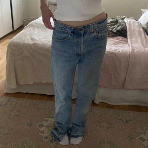 Baggy Levis jeans - Säljer dessa coola oversize jeansen från Levis!! Köpta secondhand så har slitningar nere vid foten!! Men sjukt coola🤍🩵midjemått-42 innerbenslängd-83