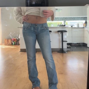 Lågmidjade jeans  - Säljer dessa jättesnygga lågmidjade jeansen då de inte passar mig. Inte mina bilder!