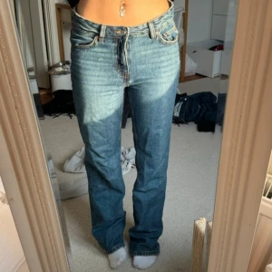 Blå jeansbyxor från Perfect Jeans - Säljer ett par blåa raka jeans ifrån GinaTricot. Storlek XS men passar mig som är 36 vanligt. Använda enbart 3-4 gånger.