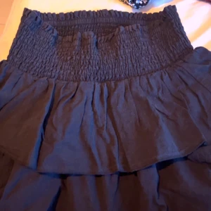 Svart volangkjol från SHEIN - Supersöt svart kjol från shein. Har använts några gånger men funkar perfekt. 