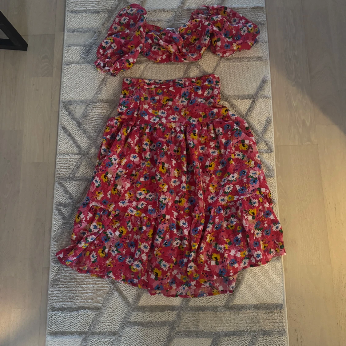 Blommig volangkjol med matchande topp