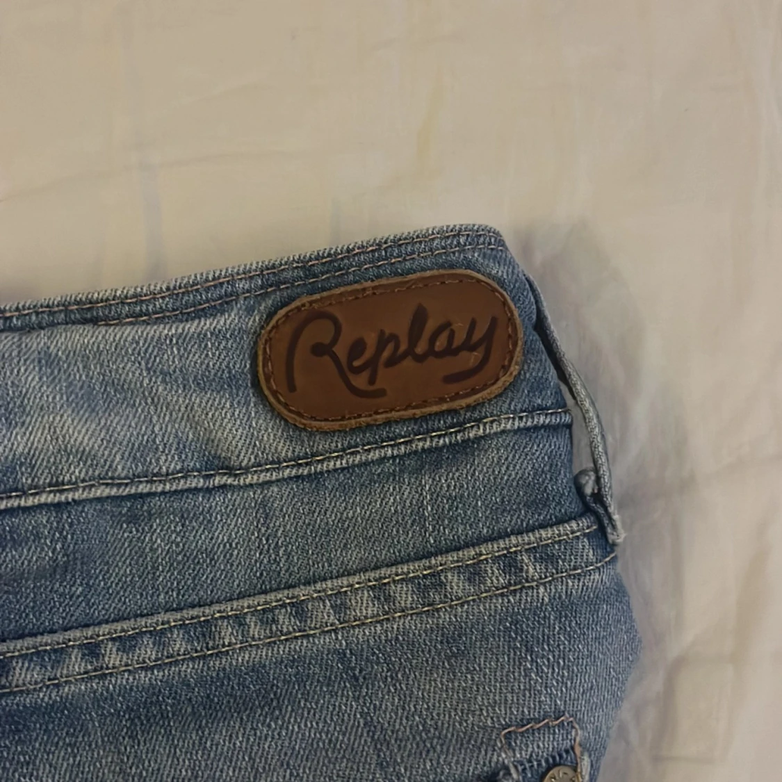 Blå jeans med graffiti-design från Replay - 4