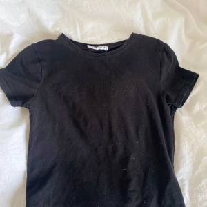 Svart t-shirt från Sisters Point - En klassisk svart t-shirt från Sisters Point i mjuk bomull. Modellen har rund halsringning och korta ärmar. Perfekt basplagg att matcha med allt i garderoben. Den är i storlek S