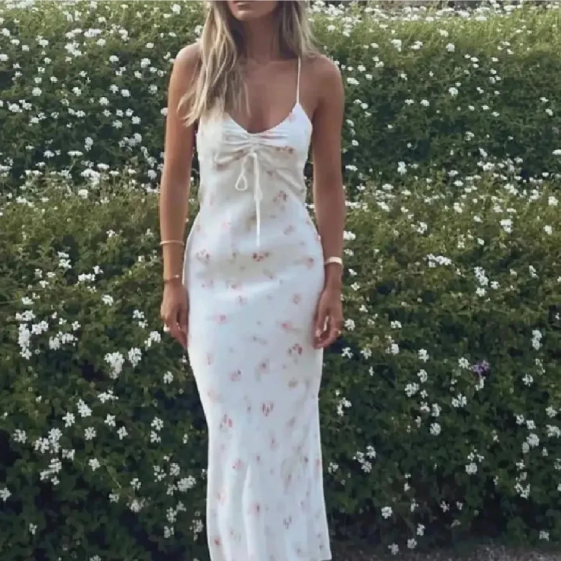 Vit blommig långklänning