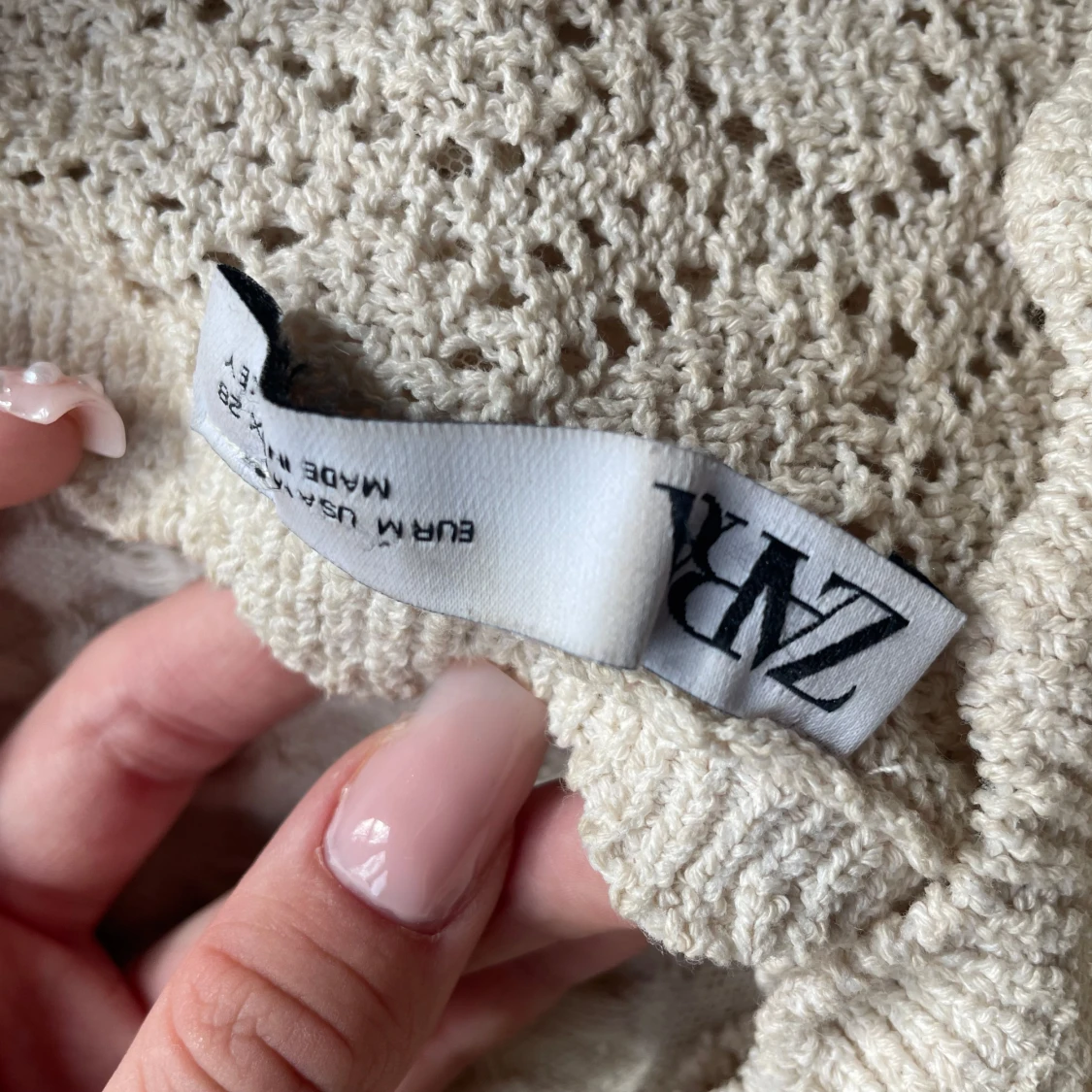 Beige stickad topp med spetsvolanger från Zara - 2