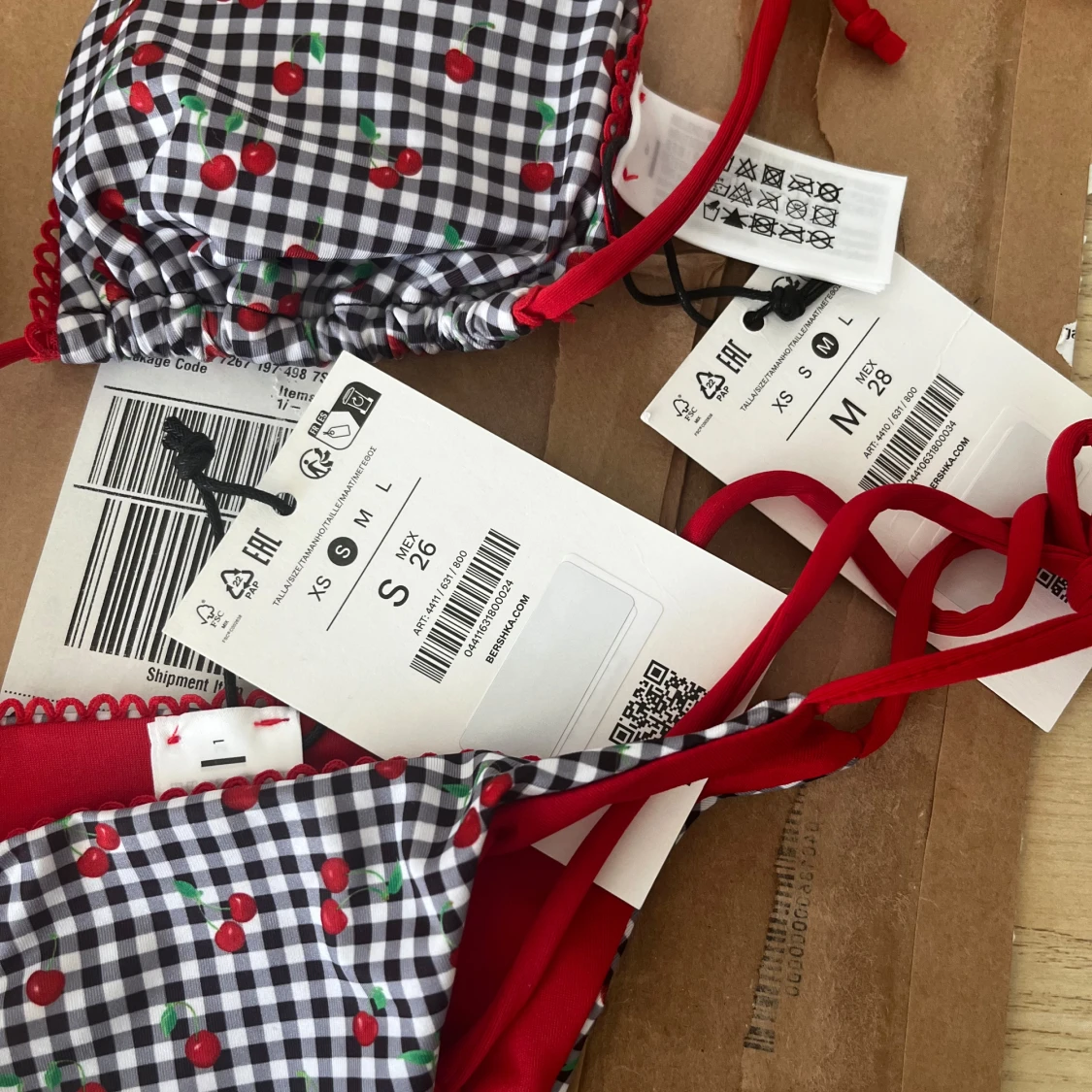 Svartvit rutig bikini med körsbärsmönster och röda knytband - 2